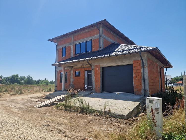 Casă cu 4 camere în Domnești