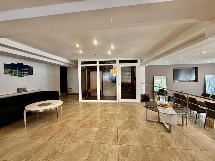 Duplex cu 18 camere cu Garaj în Central