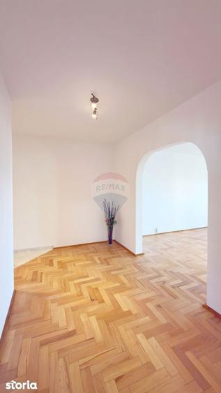 Apartament cu 4 camere decomandat în Decebal