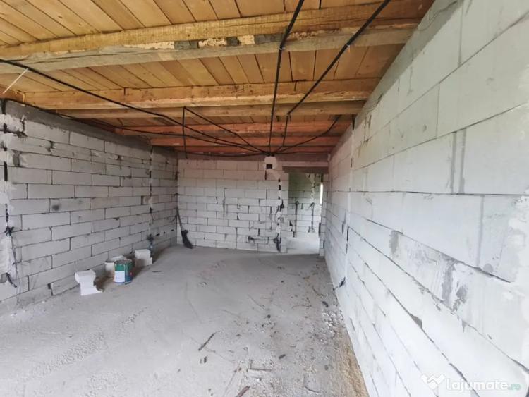 Casă cu 2 camere cu Teren 4400 Mp în Central