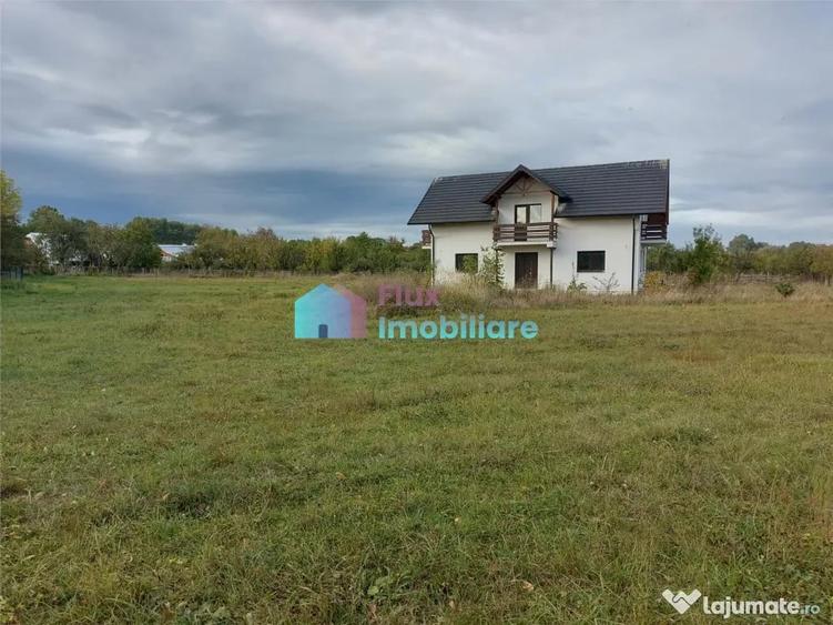 Casă cu 4 camere cu Teren 8450 Mp în Central
