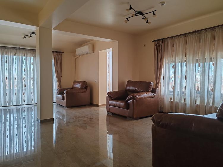 Casă individuală cu 6 camere cu Teren 240 Mp în Central
