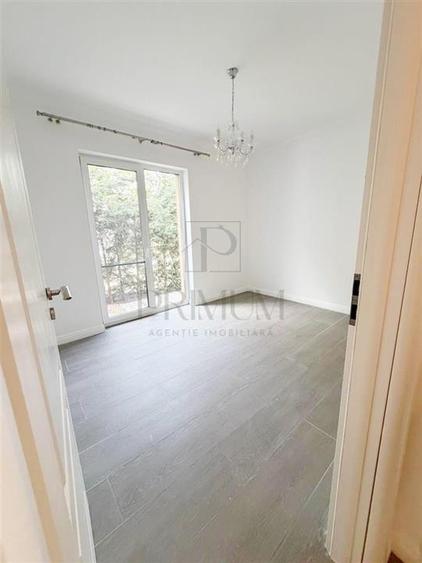 Apartament cu 3 camere semidecomandat în Dumbrăvița