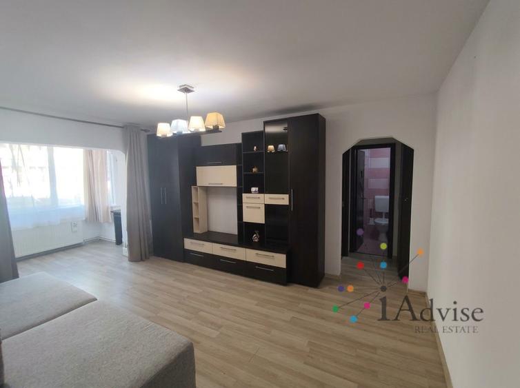 Apartament cu 3 camere semidecomandat, mobilat în Tractorul