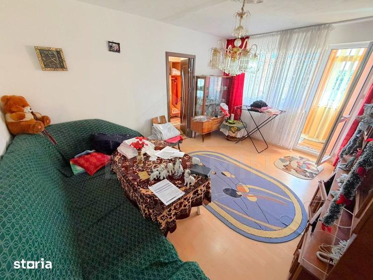 Apartament cu 3 camere semidecomandat în Craiovița Nouă