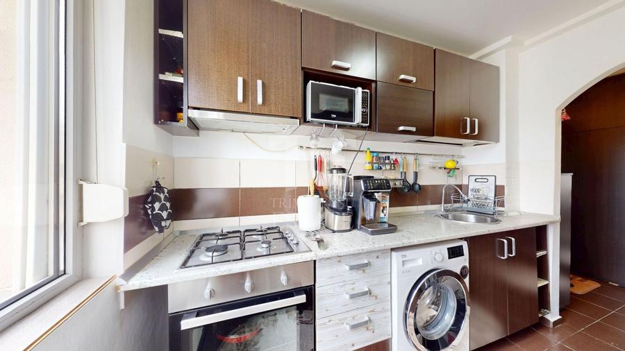 Apartament cu 3 camere semidecomandat, mobilat în Tei