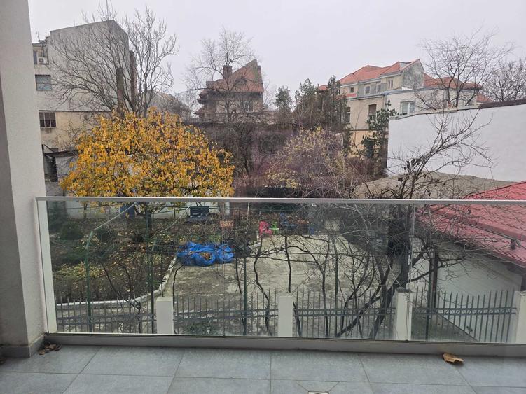 Apartament cu 3 camere semidecomandat în Unirii