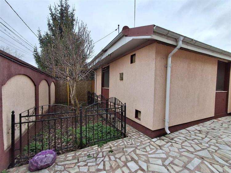 Casă individuală cu 7 camere cu Canalizare în Central