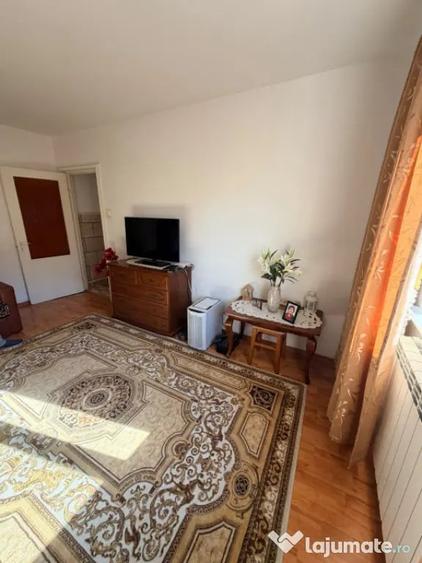 Apartament cu 3 camere semidecomandat în Casa de Cultură