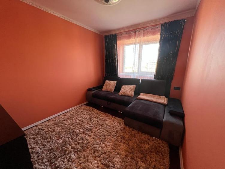 Apartament cu 4 camere semidecomandat în Micălaca