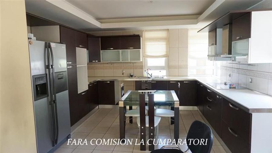 Casă individuală cu 12 camere cu Piscina în Central