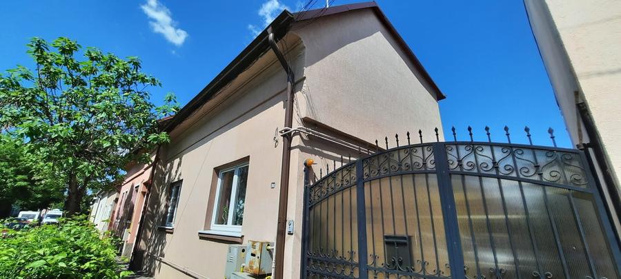 Casă individuală cu 7 camere cu Canalizare în Central