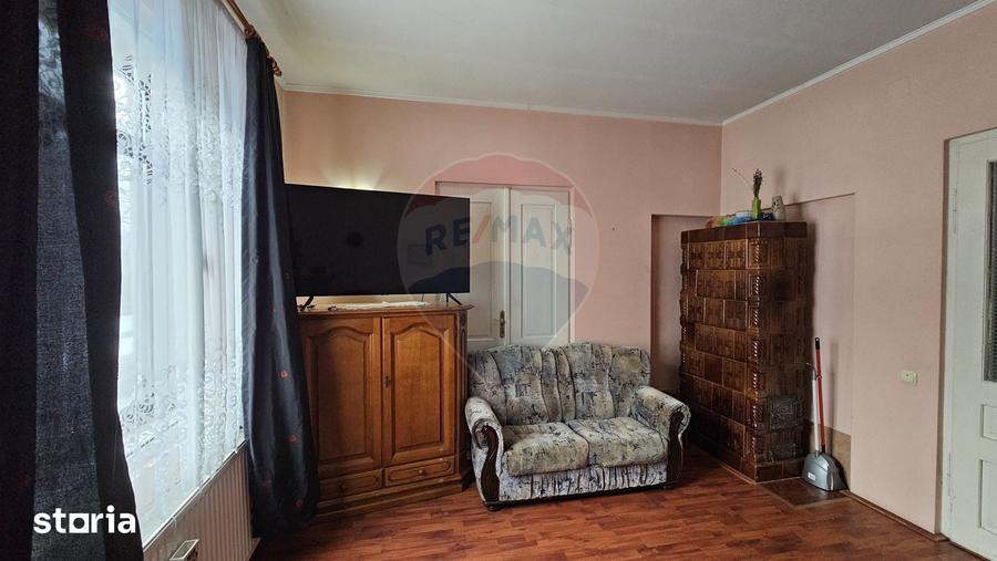 Casă cu 6 camere cu Teren 200 Mp în Central