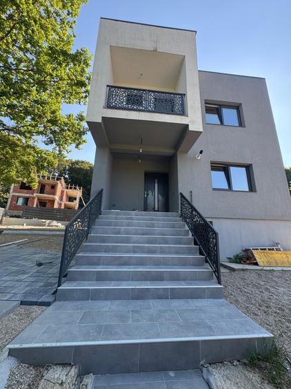 Casă cu 4 camere în Ștefănești