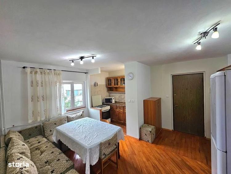 Apartament cu 3 camere decomandat în Tei