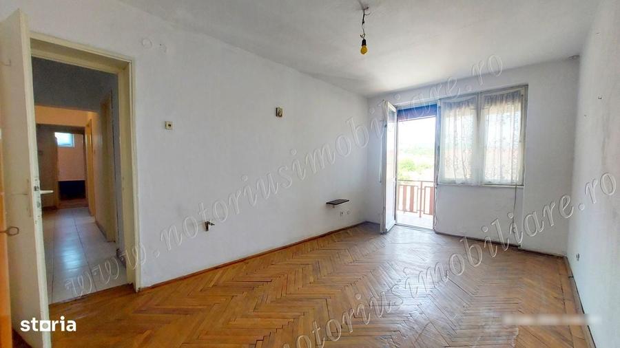 Apartament cu 3 camere semidecomandat în Micro 4