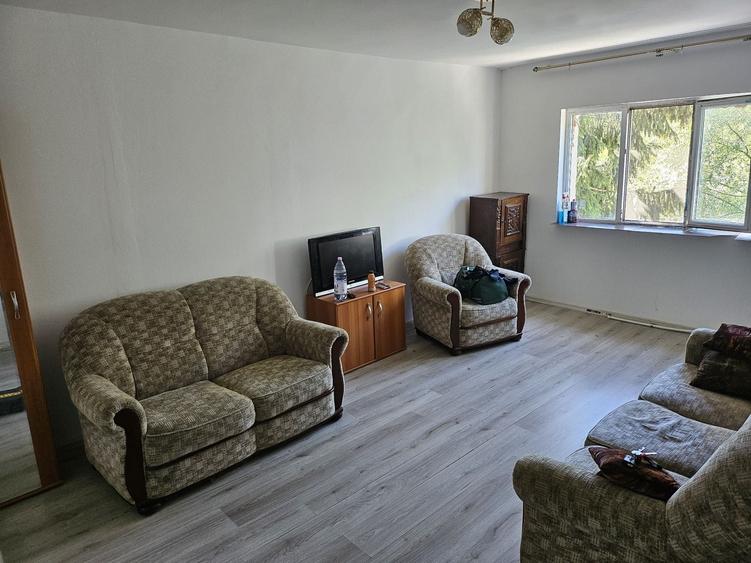 Apartament cu 3 camere decomandat în Viitorului
