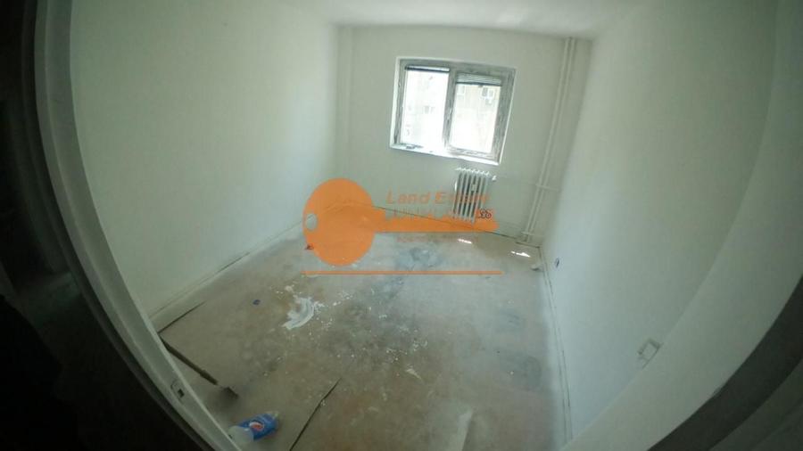 Apartament cu 3 camere semidecomandat în Rahova