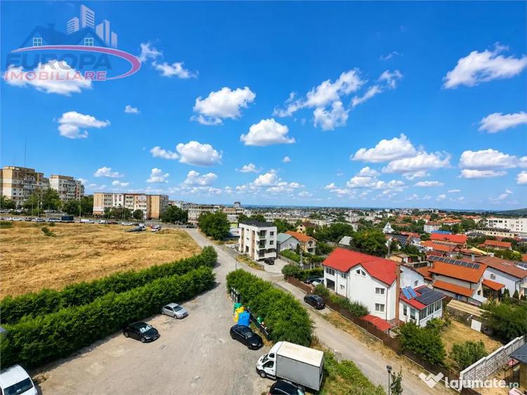 Apartament cu 4 camere decomandat în C5