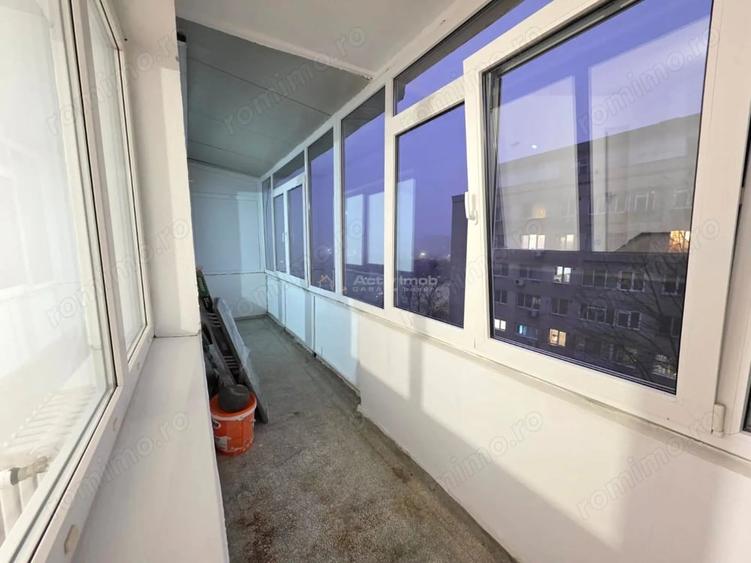 Apartament cu 3 camere semidecomandat în Vatra Luminoasă