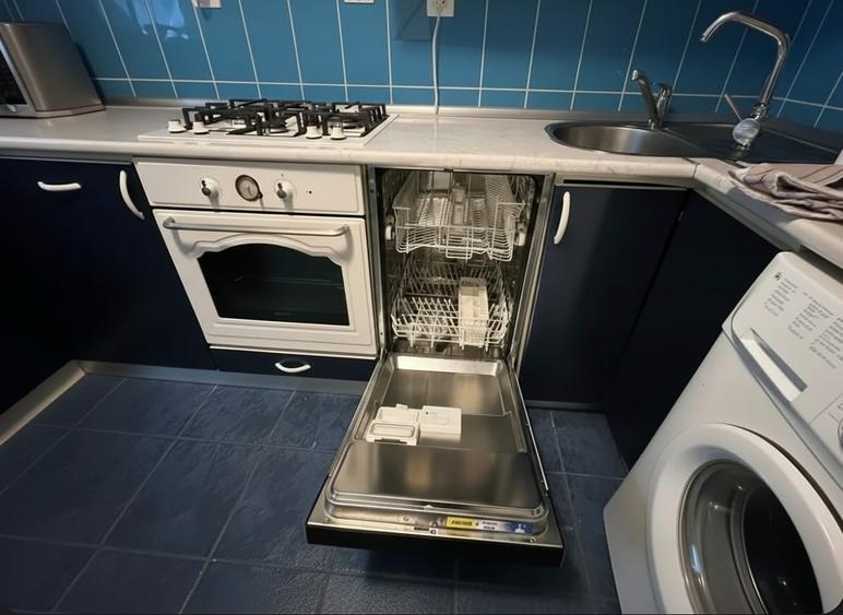 Apartament cu 3 camere decomandat, mobilat în Faleza Nord