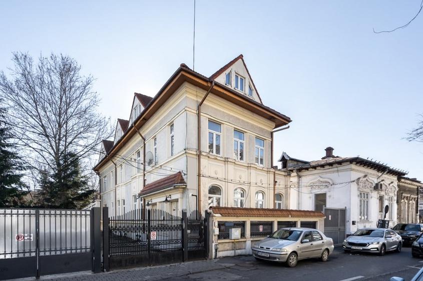 Casă individuală cu 16 camere cu Canalizare în Unirii