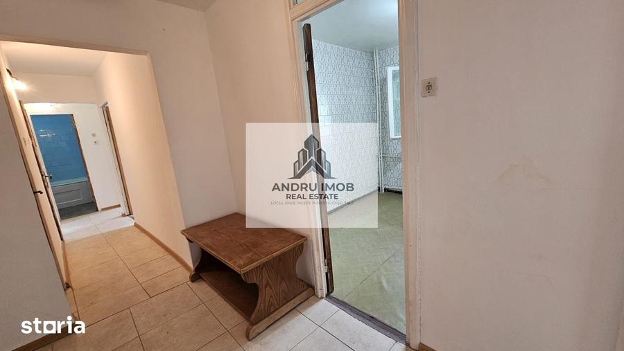 Apartament cu 3 camere decomandat în Vitan