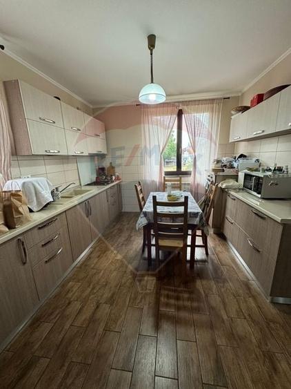 Casă individuală cu 5 camere cu Teren 1268 Mp în Nord