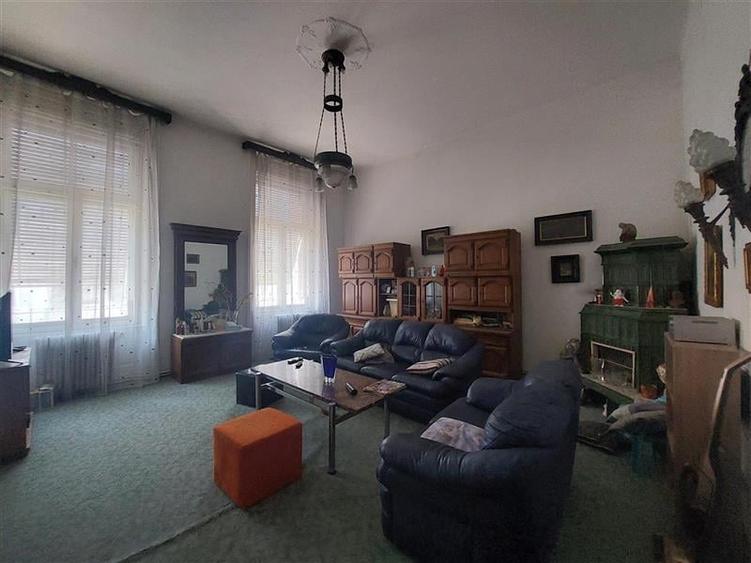 Apartament cu 3 camere semidecomandat, mobilat în Ultracentral