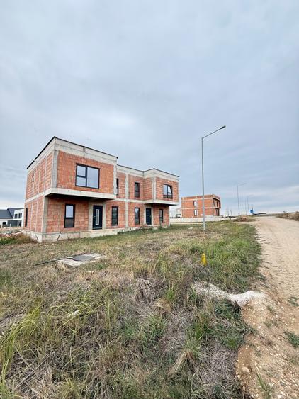 Duplex cu 4 camere cu Canalizare în Giarmata
