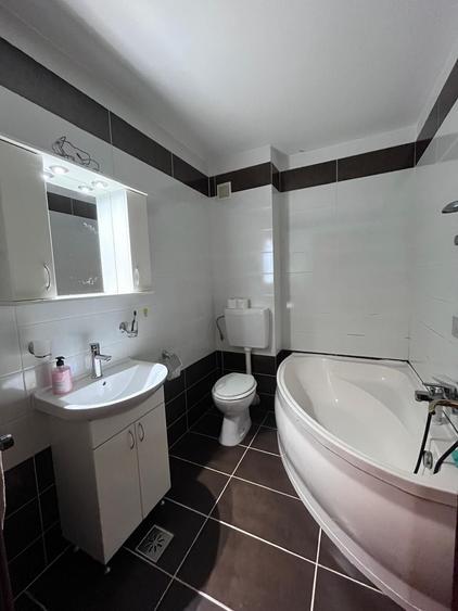 Apartament cu 3 camere semidecomandat în Nufărul