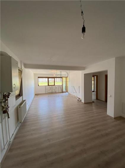 Apartament cu 3 camere semidecomandat în Giroc