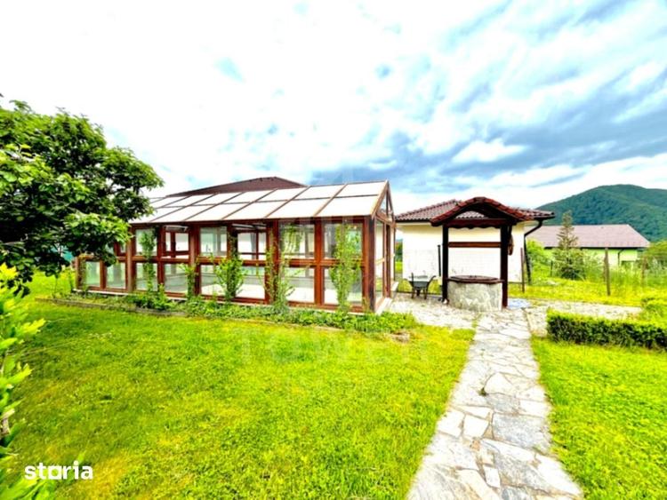 Casă cu 9 camere cu Teren 1300 Mp în Central