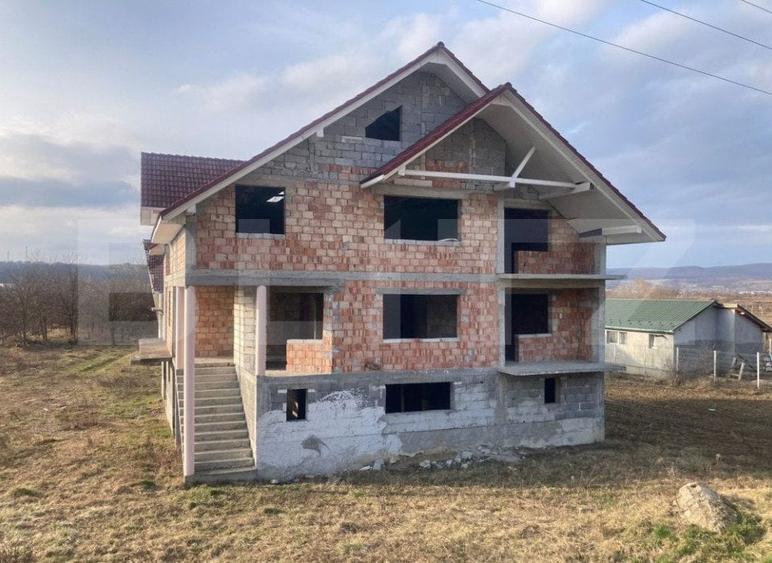 Casă individuală cu 10 camere cu Teren 1106 Mp în Nord-Est