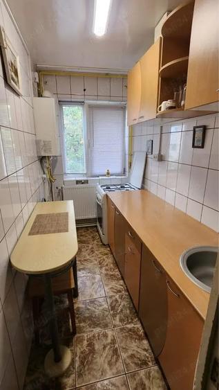 Apartament cu 3 camere semidecomandat, mobilat în Tomis Nord