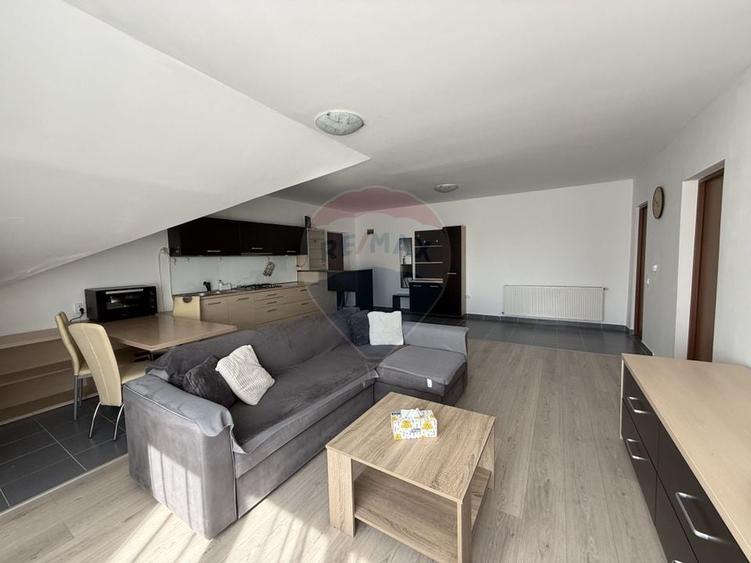 Apartament cu 2 camere semidecomandat, mobilat în Bună Ziua