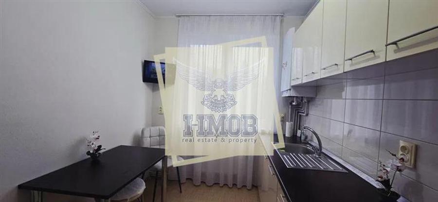 Apartament cu 3 camere semidecomandat, mobilat în Central