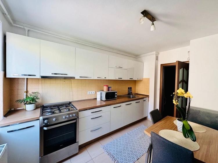 Apartament cu 3 camere decomandat în Central