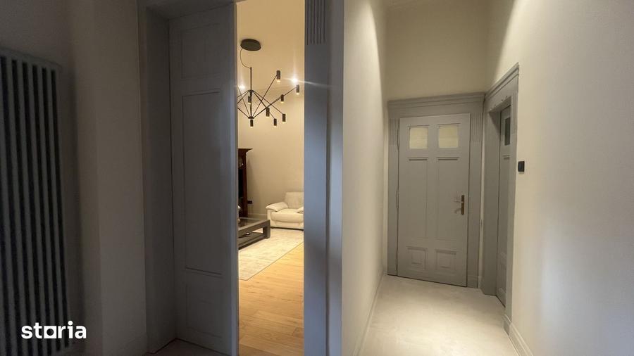 Apartament cu 3 camere semidecomandat în P-ța Victoriei