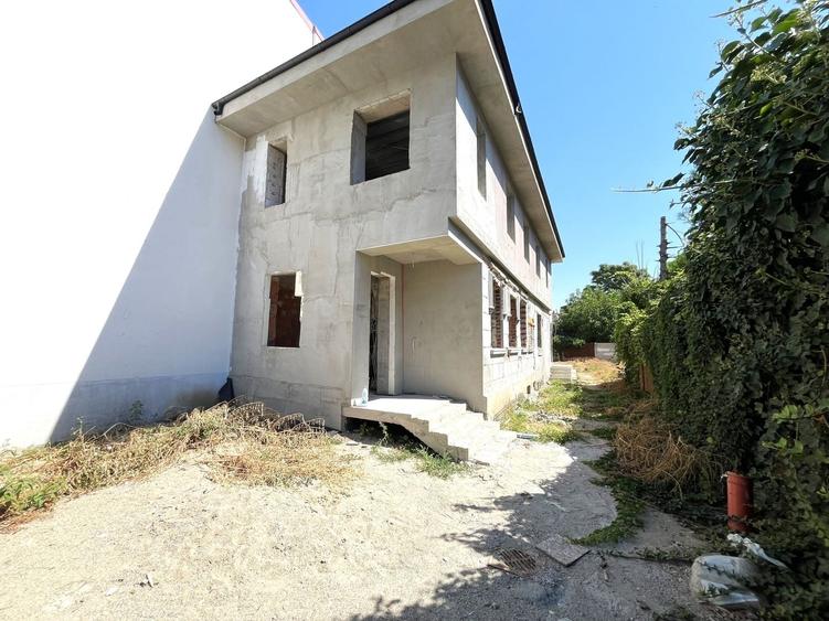 Casă individuală cu 4 camere cu Canalizare în Romană