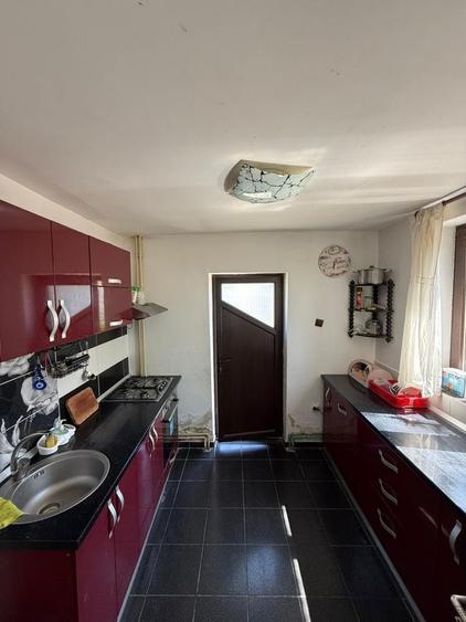 Casă cu 4 camere decomandat în Preajba