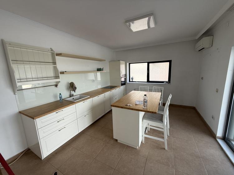 Apartament cu 5 camere decomandat în Lacul Tei