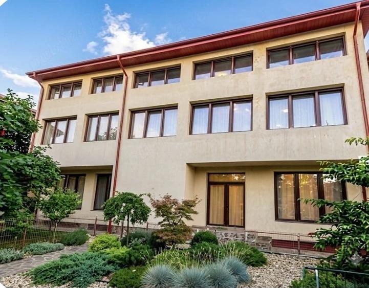 Casă cu 6 camere cu Teren 380 Mp în Central