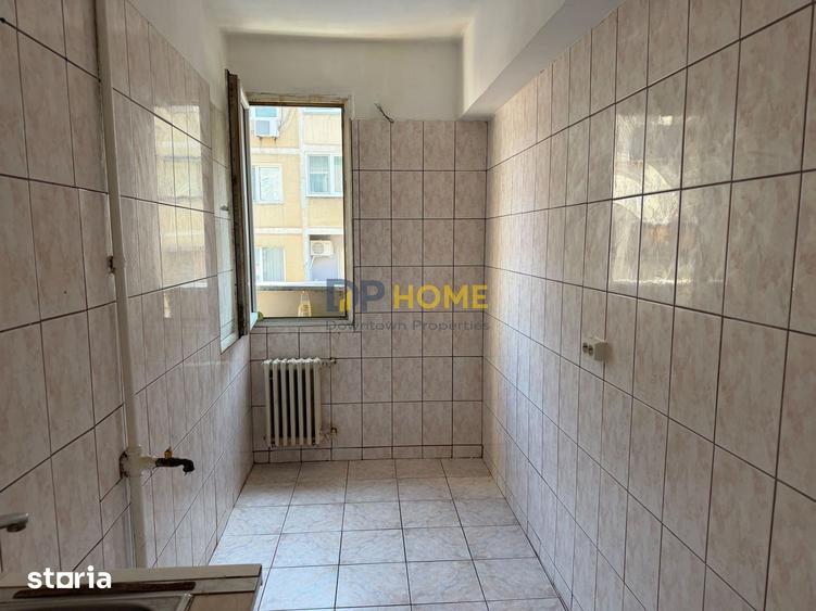Apartament cu 3 camere semidecomandat în Centrul Civic