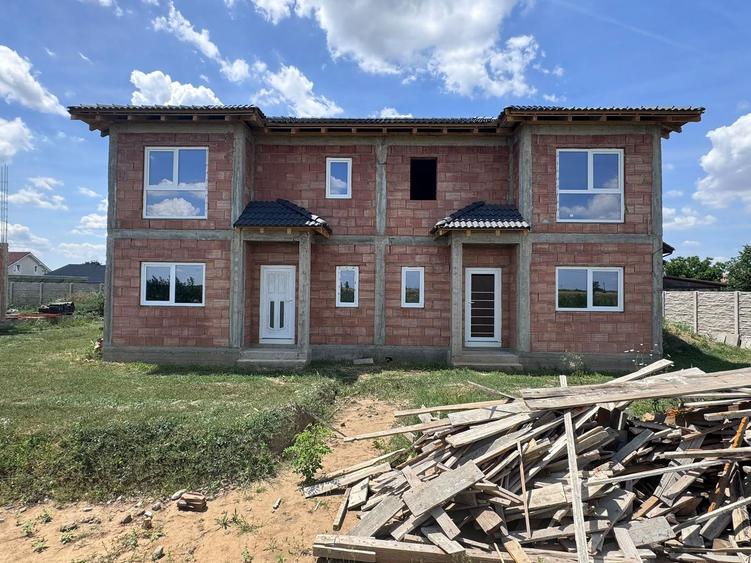 Duplex cu 4 camere cu Canalizare în Moșnița Nouă