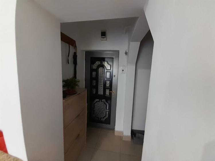 Apartament cu 2 camere semidecomandat, mobilat în Decebal