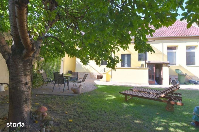 Casă cu 8 camere cu Canalizare în Girocului