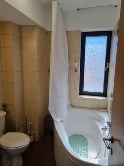 Apartament cu 3 camere decomandat, mobilat în Polonă
