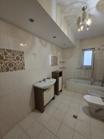 Apartament cu 4 camere decomandat, mobilat în Primăverii