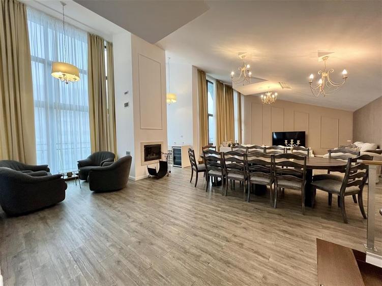 Apartament cu 6 camere decomandat, mobilat în Poiana Brașov